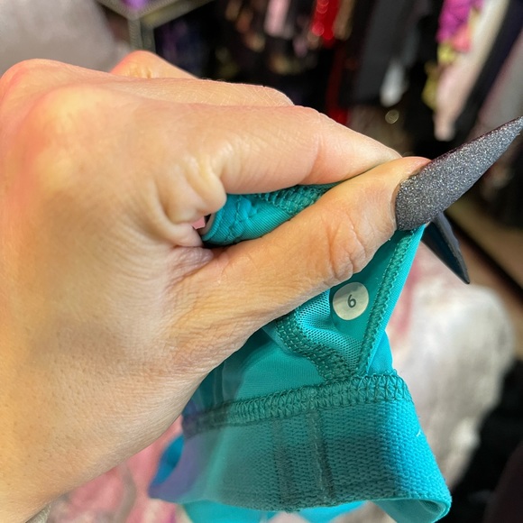 Lululemon Water Bound Bra
Blue Tropics / Aquamarine Size 6 - Picture 10 of 13